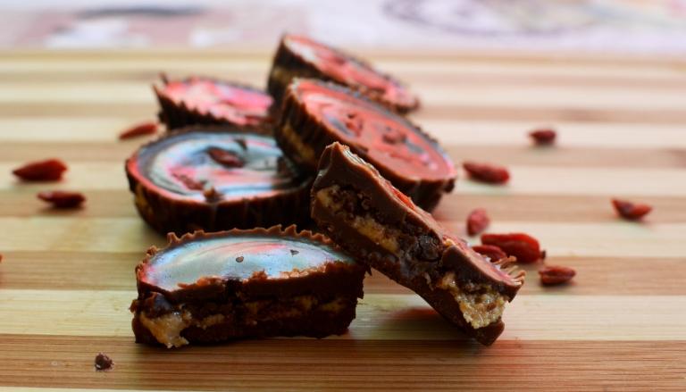 Chocolates rellenos de mantequilla de maní.