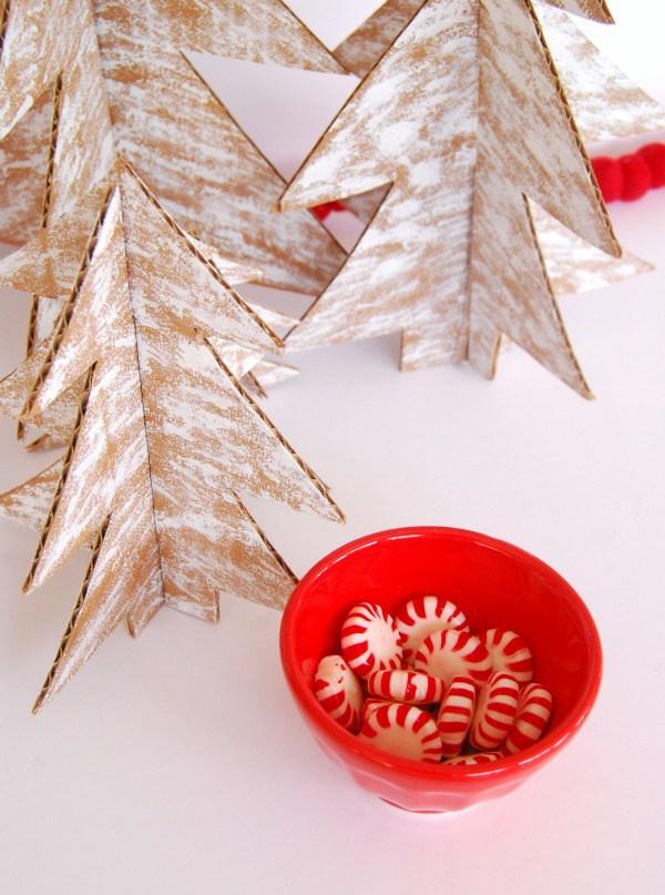 arbol de Navidad de cartulina detalle con bol rojo