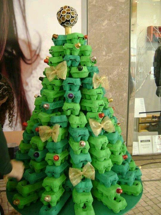 arbol de Navidad de cartulina hueveras