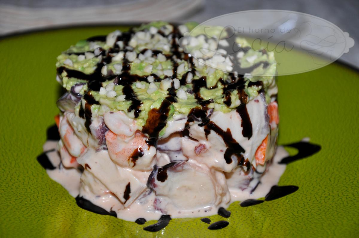 Ensalada de pulpo y aguacate con crema de vinagre balsámico y frutos secos