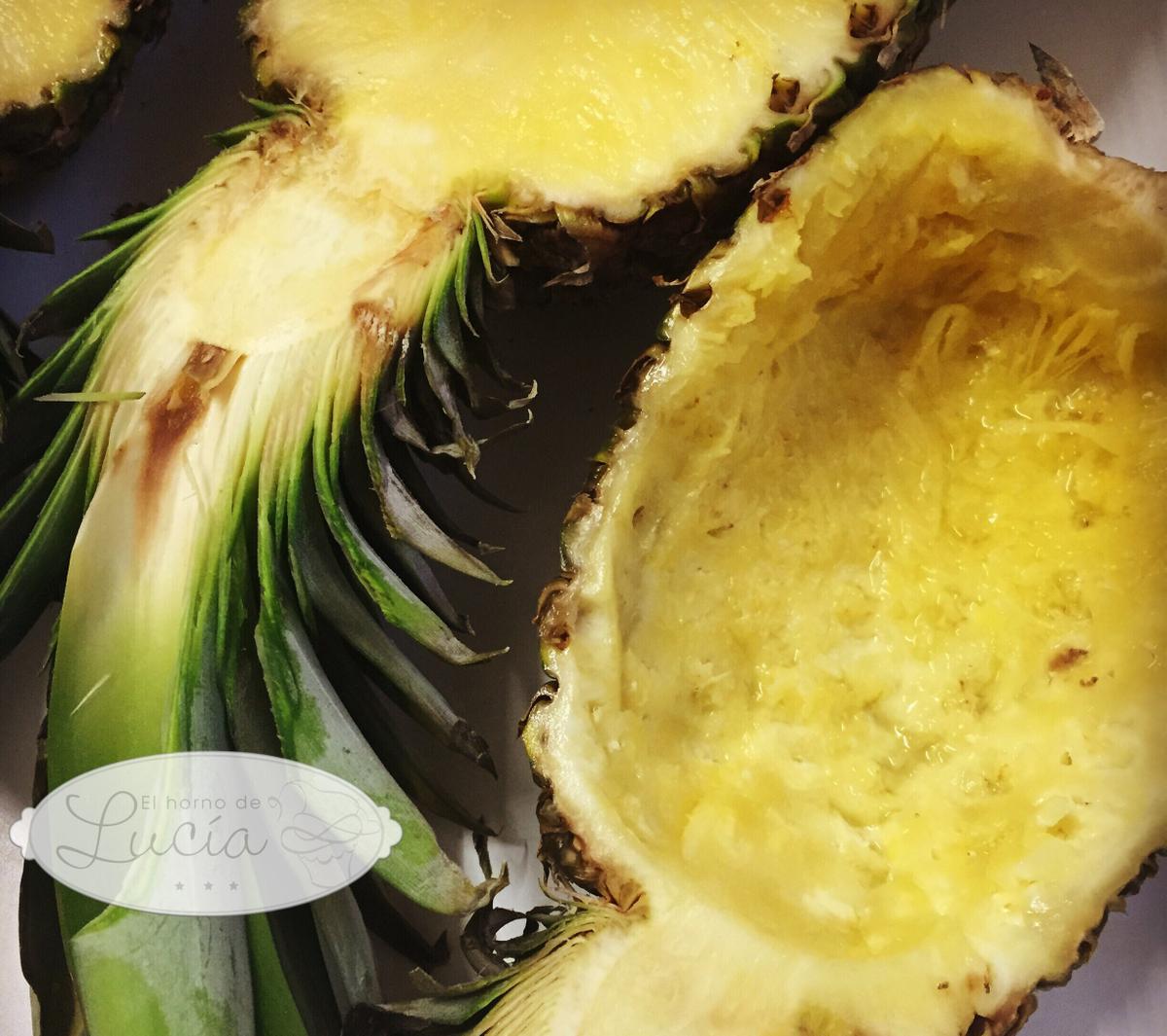 Vaciamos la piña de su pulpa y reservamos para rellenar