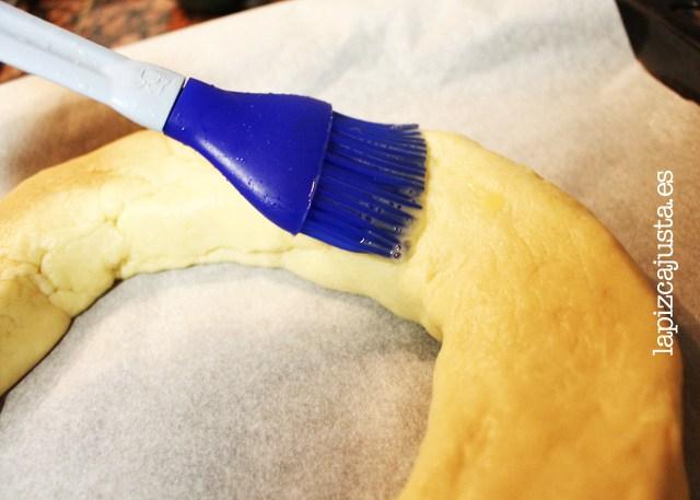 pintar con huevo batido el roscón de reyes