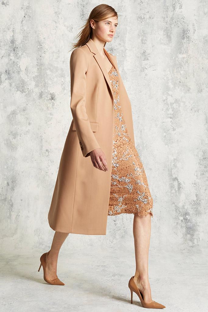 Abrigos y vestidos en tonos nude