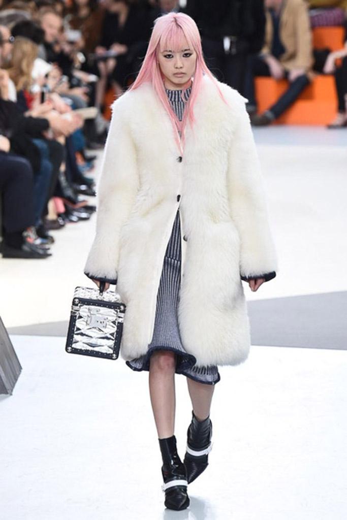 Abrigos de moda en blanco