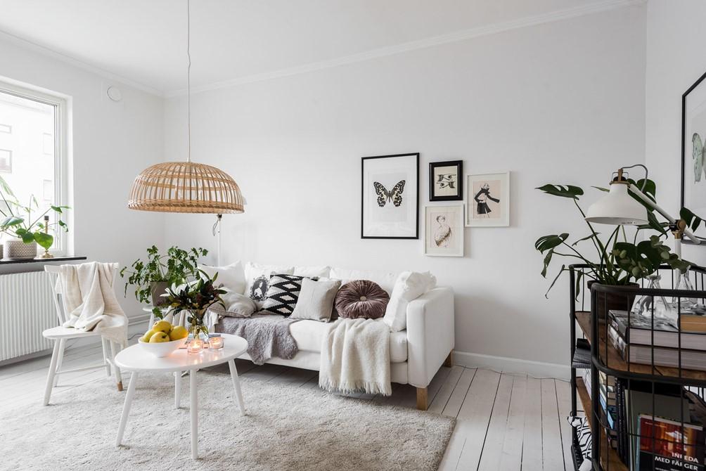 Blanco y nórdico: Un apartamento luminoso y amplio.