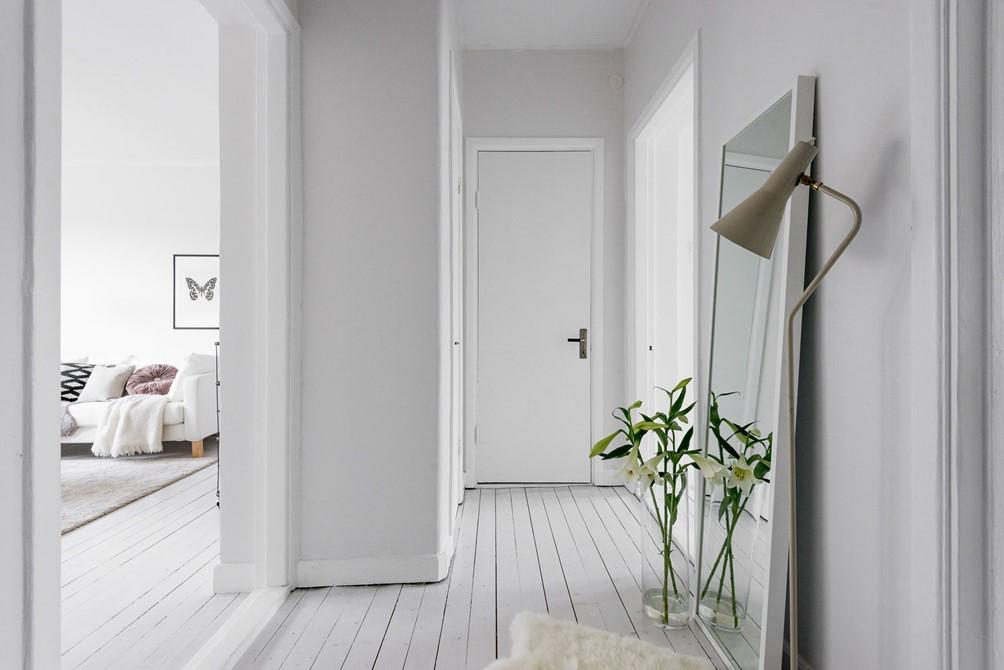 Blanco y nórdico: Un apartamento luminoso y amplio.