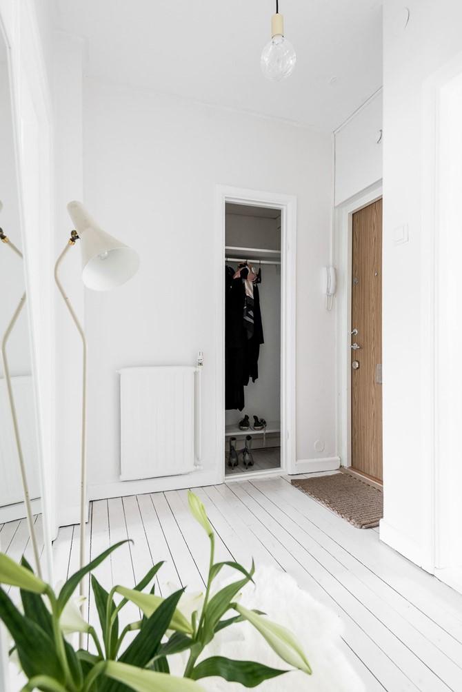 Blanco y nórdico: Un apartamento luminoso y amplio.
