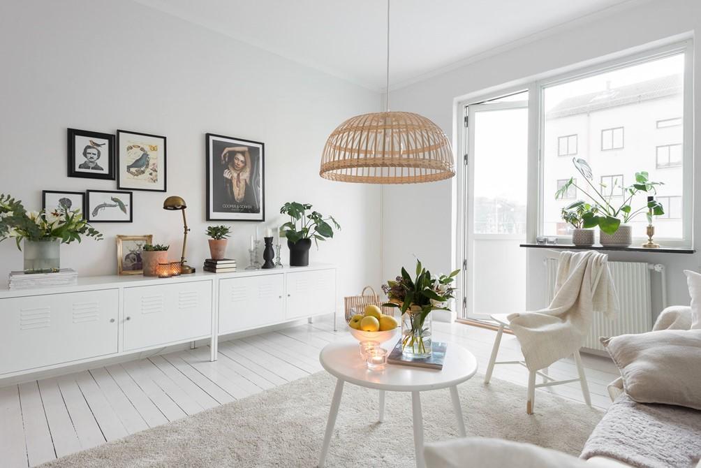 Blanco y nórdico: Un apartamento luminoso y amplio.