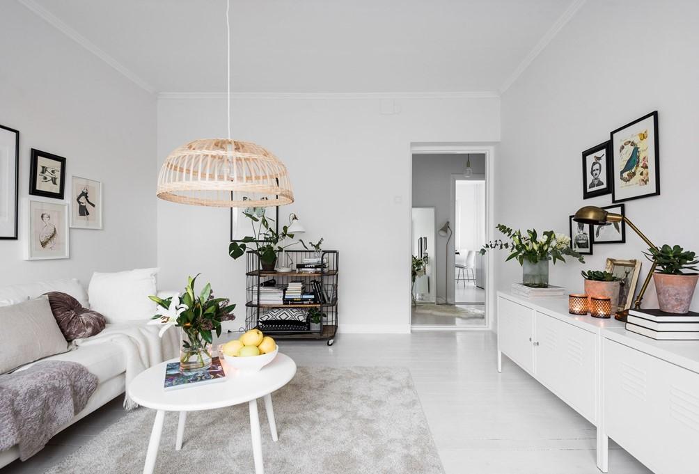 Blanco y nórdico: Un apartamento luminoso y amplio.