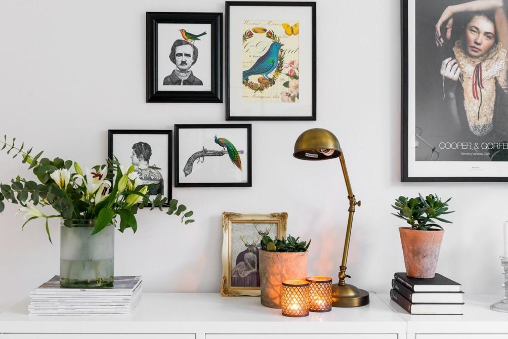 Blanco y nórdico: Un apartamento luminoso y amplio.