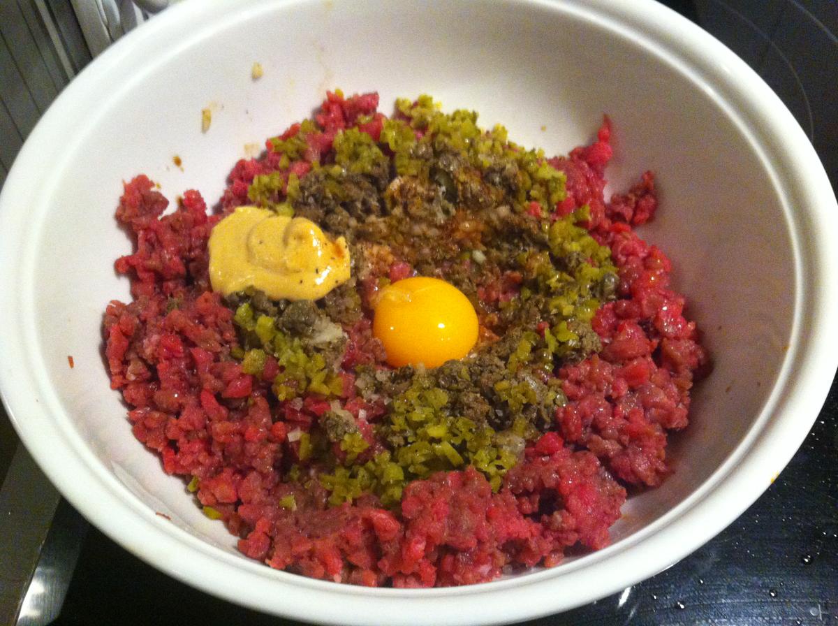 Los ingredientes del Steak Tartare antes de mezclar