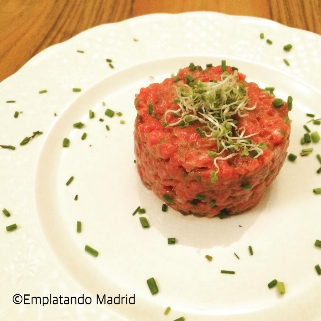 Mi steak tartare emplatando con brotes y cebollino