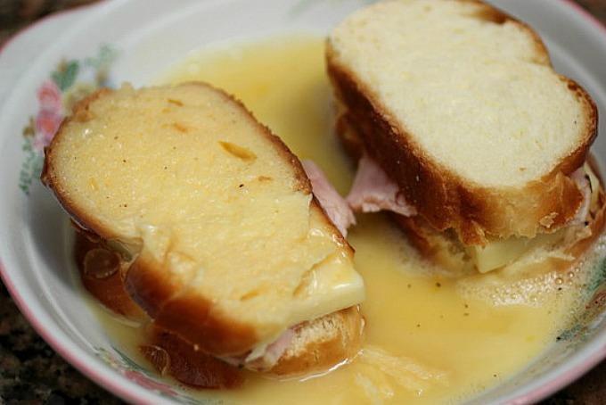 Tostada francesa con jamón y queso