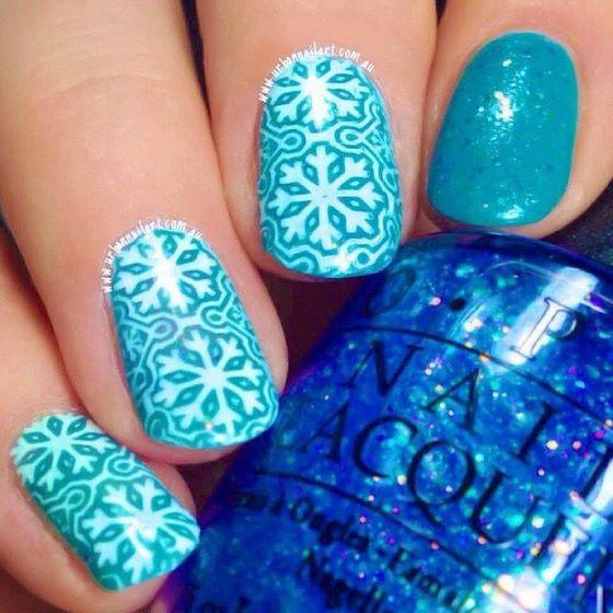 uñas azules con lindo estampado