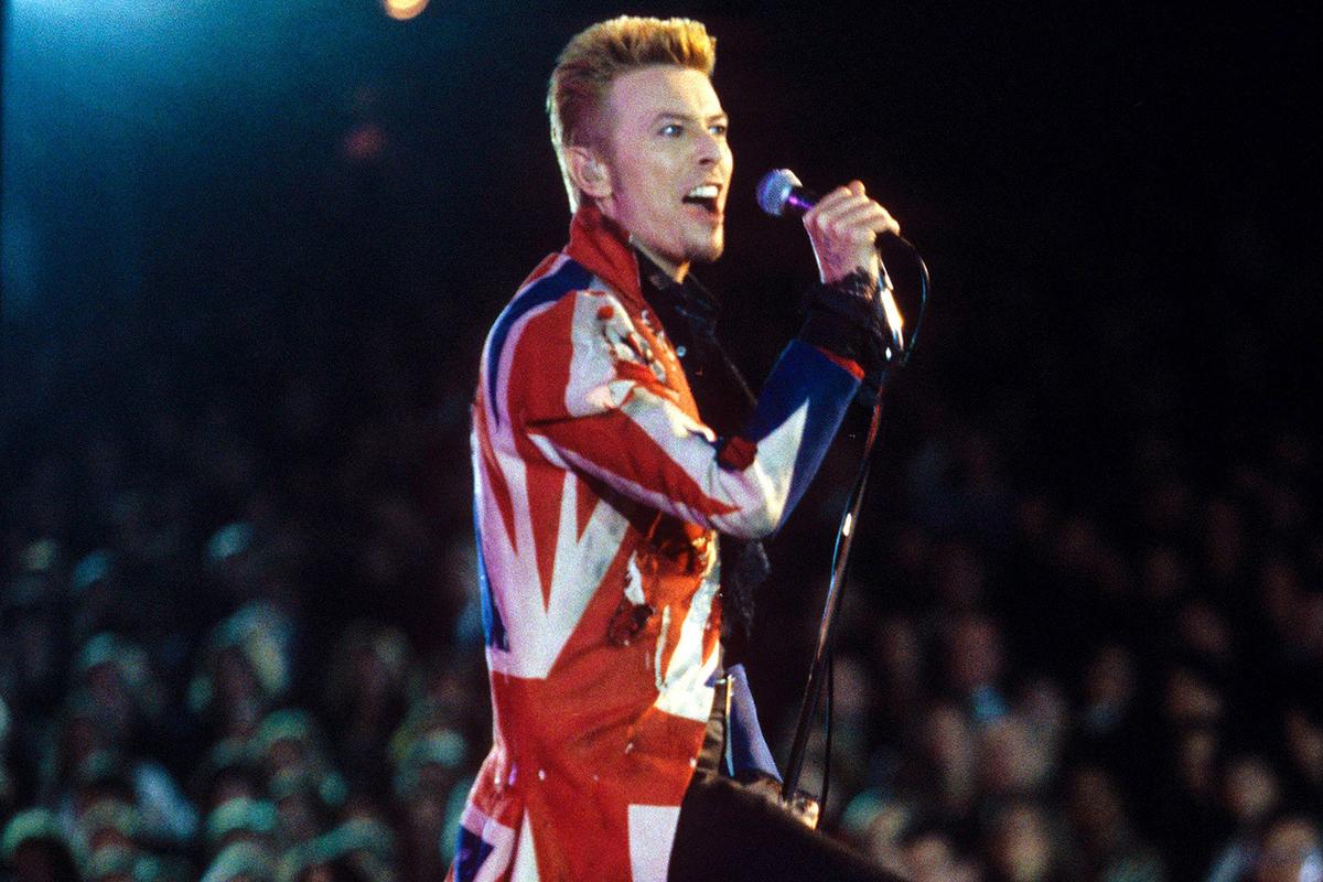 Actuación de David Bowie llevando la chaqueta Era-Union Jack en el Festival de Phoenix en 1996
