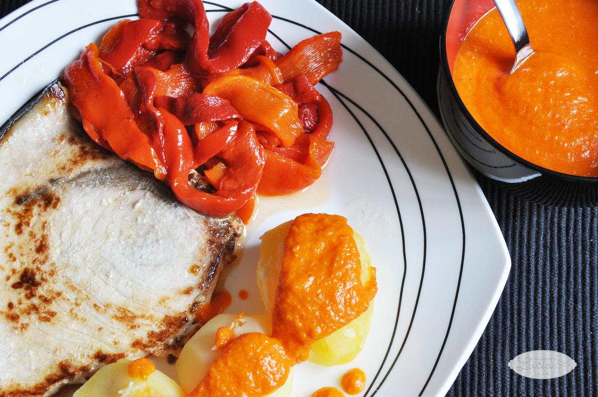 Emperador con pimentos asados y salsa de piquillos