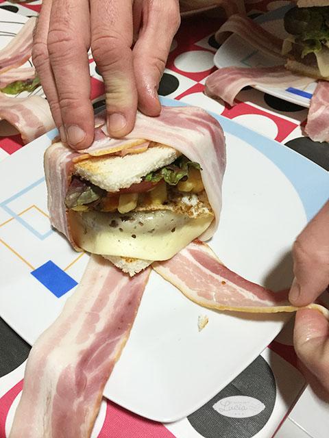 cerramos la hamburguesa sandwich con las lonchas de bacon