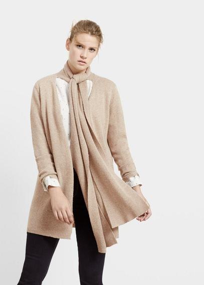 Jerséis con bufandas beige