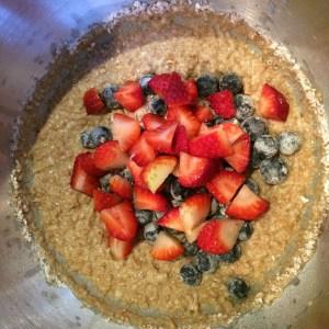 banana bread integral con fresas y arándanos