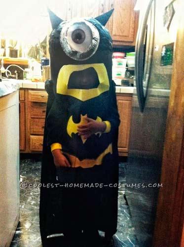 disfraz hecho a mano de minion disfrazdo de batman