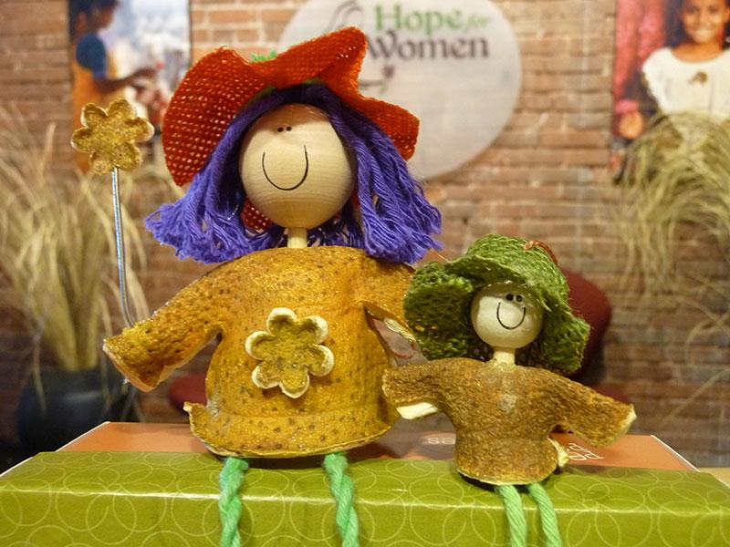 muñecas reciclando pieles de naranja