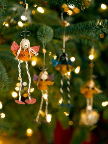 hadas reciclando pieles de naranja