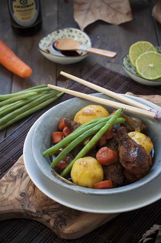 Alitas de pollo estofadas y verduras