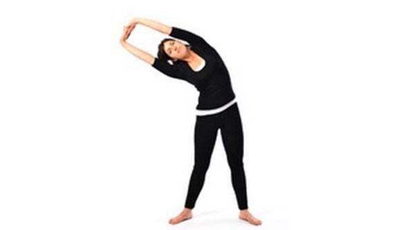 Postura media luna yoga