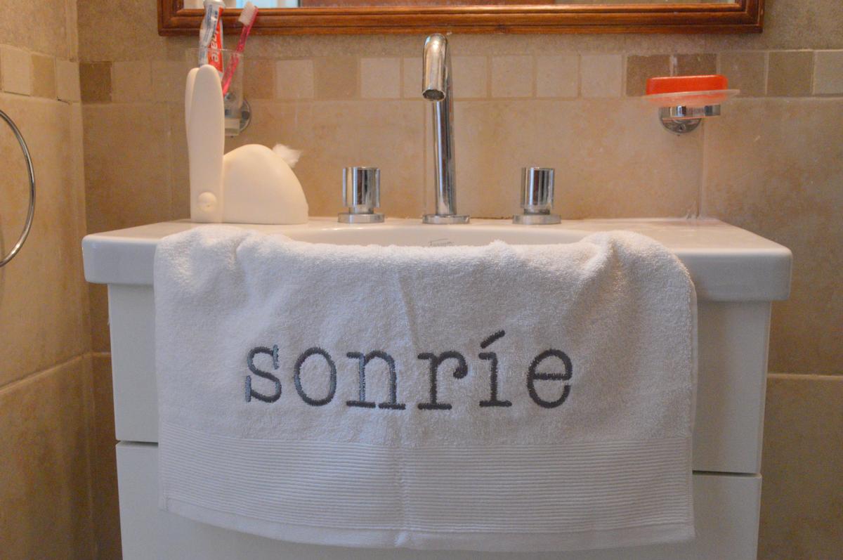 Toalla bordada de 50 x 80 cm. Colores: blanca. Precio: $145