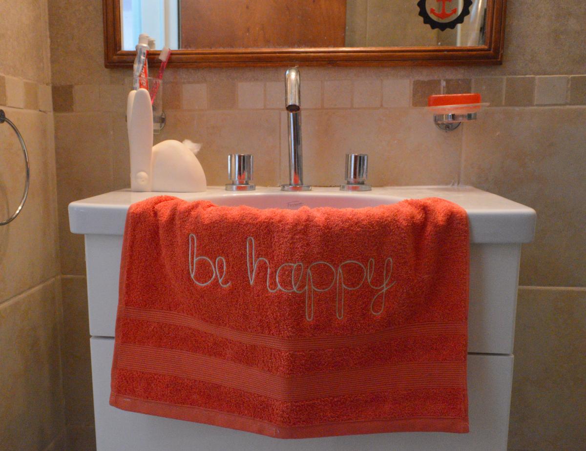 Toalla bordada de 50 x 80 cm. Colores: amarilla y salmón, naranja, violeta y rojo. Precio: $145
