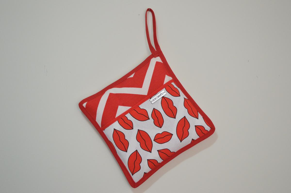 Agarradera Tela: loneta. Estampa: besos. Precio: $85