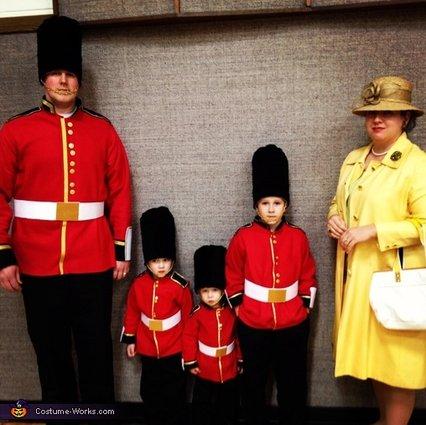 reina de inglaterra y guardias www.decharcoencharco.com