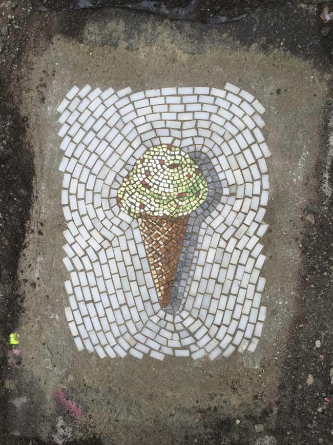 artista cubre baches con mosaicos jim bachor