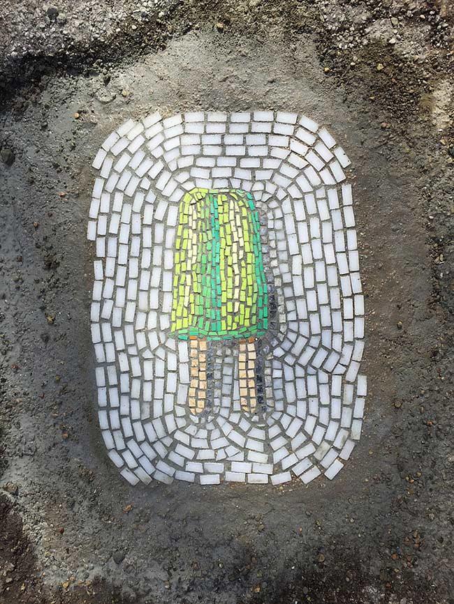 artista cubre baches con mosaicos jim bachor