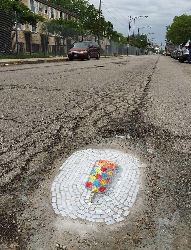artista cubre baches con mosaicos jim bachor