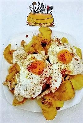 Huevos rotos con patatas chips y pechuga de pollo (2)