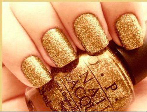 uñas doradas