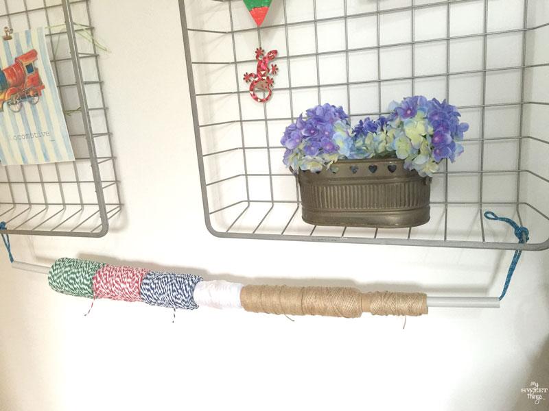 Cómo hacer un soporte para cuerdas con un tubo de plástico y una cuerda