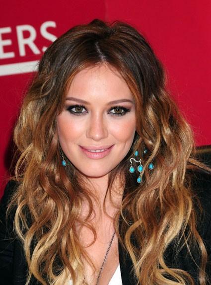 mechas-californianas-en-pelo-rizado-hilary-duff