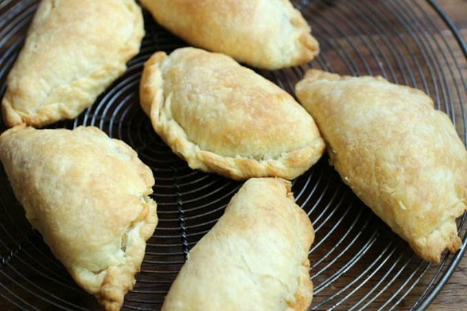 Empanadas de choclo, tomate y albahaca con masa de tarta