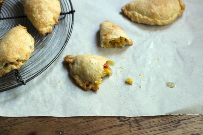 Empanadas de choclo, tomate y albahaca con masa de tarta