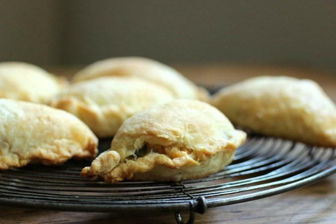 Empanadas de choclo, tomate y albahaca con masa de tarta