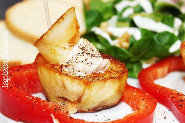 Muestra del plato individual de la patata rellena de salsa Ajonesa y pollo