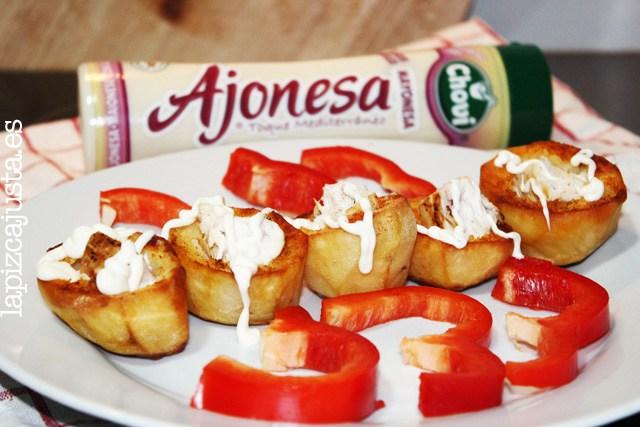 Montaje del plato central con patata a la salsa Ajonesa