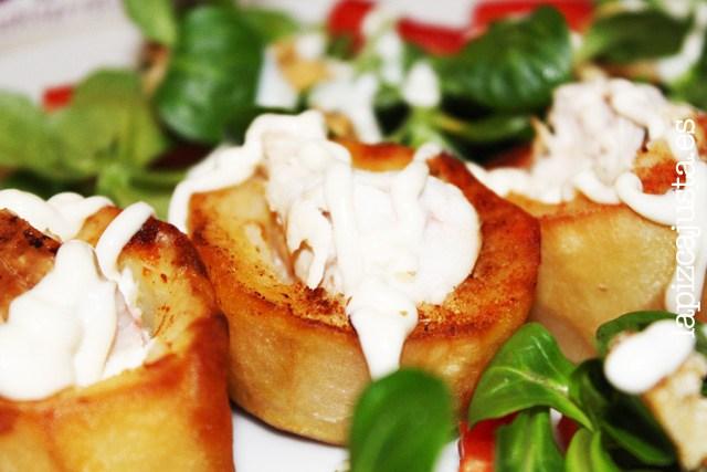 Detalles del plato central con patata a la salsa Ajonesa