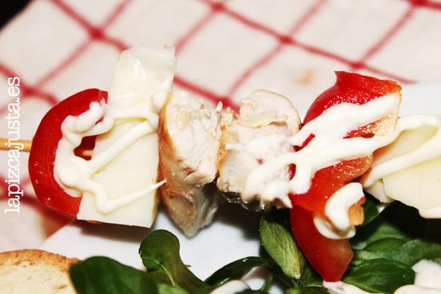 Brocheta de pechuga de pollo, pimiento, queso y salsa Ajonesa