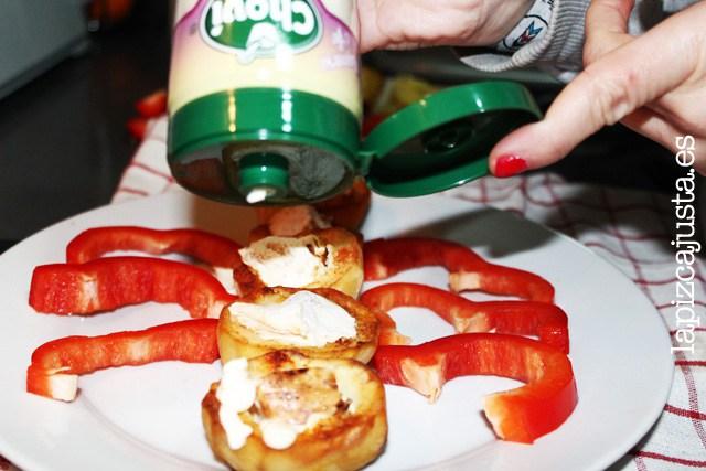 Preparación del plato central con salsa Ajonesa de Choví