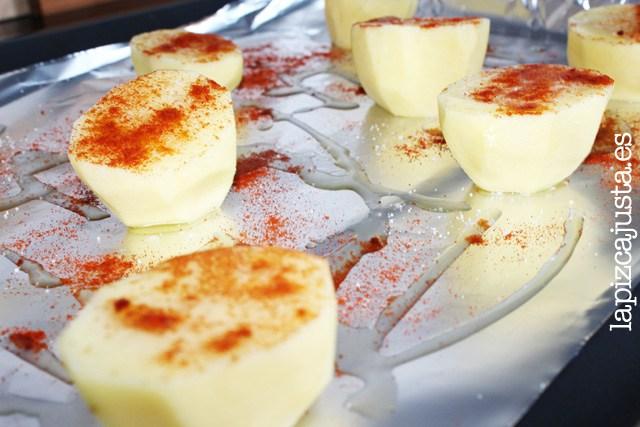 El primer paso: hornear las patatas con sal, aceite y pimentón dulce