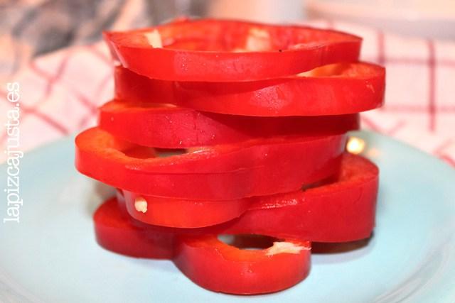 Corta el pimiento y déjalo preparado para emplatar