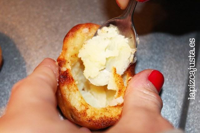 Vacíamos la patata con una cuchara pequeña